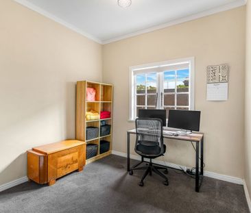 Modern Character - Photo 2