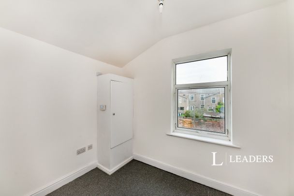 3 bedroom house to rent Hainton Avenue, Grimsby, DN32 - Photo 1