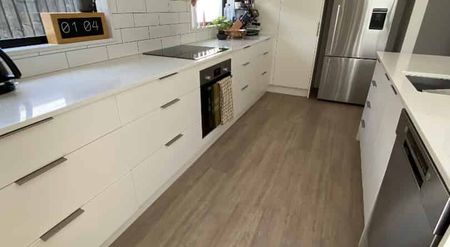 Spacious 3-Bedroom Townhouse - Photo 3