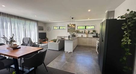 Sunny Modern 3-Bed, 2-Bath Home in Stoke - Photo 3