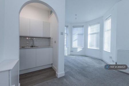 Studio to rent - Photo 2