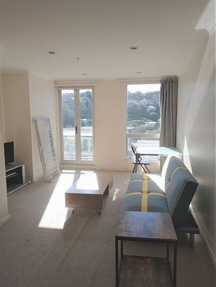 Sunny city pad - fully furnished, just move in! - Photo 1