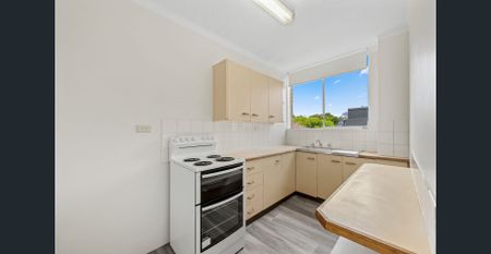 Sunny One Bedroom Apartment - Photo 2