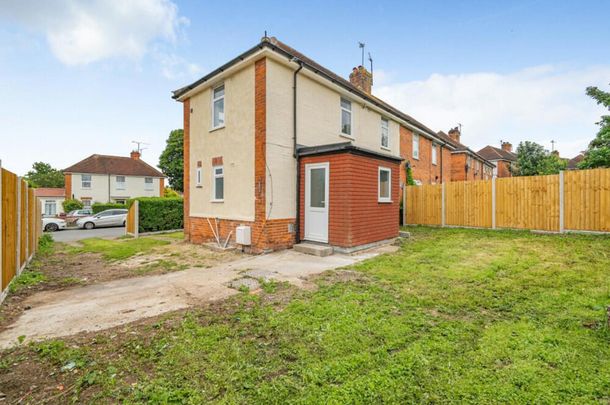 3 Bed Semi-Detached House, Staverton Road, RG2 - Photo 1