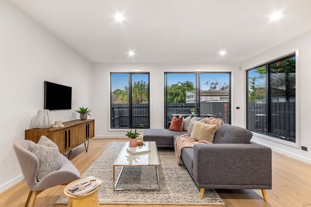 Architectural Ease Meets Family Prestige - 4 bedrooms, 3 Bathrooms & Plenty of Space! - Photo 1