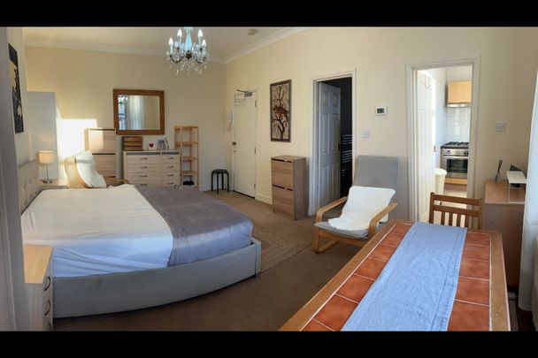 Studio Flat, Holland Road, W14 - Photo 1