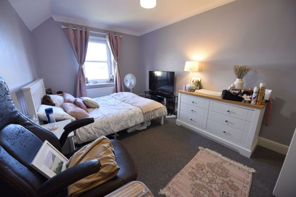 2 bedroom Flat in Montagu Drive, Leeds - Photo 1