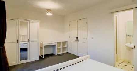 Ensuite Room - Photo 2