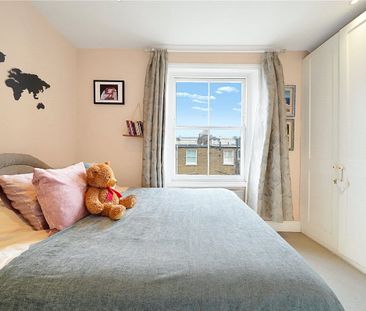 A stunning top floor flat in a period conversion, in close proximit... - Photo 4
