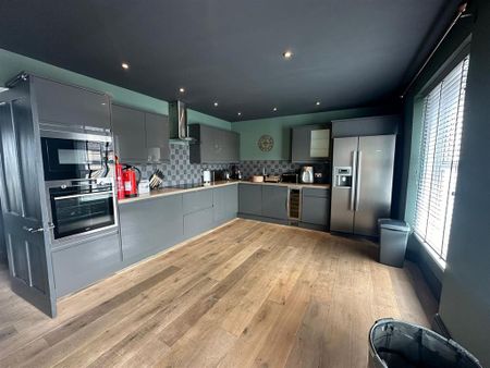 3 bedroom apartment to rent - Photo 5