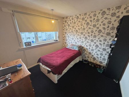 3 bedroom flat to rent - Photo 3