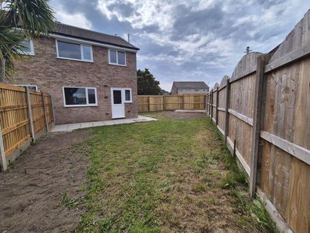 3 bedroom semi-detached house to rent - Photo 5