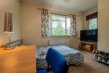 Large detached property with spacious garden - Photo 5