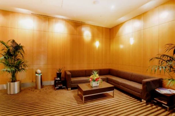 Bright 2-bedroom apartment near Melbourne Central Station - Photo 1