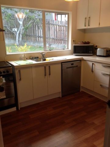 Sunny Karori 3-bedroom house with a garage - Photo 2