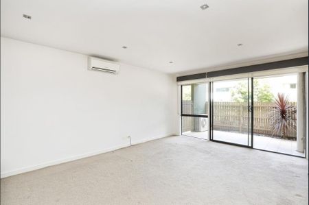Stylish 2-Bedroom Apartment in Prime Location - Photo 3