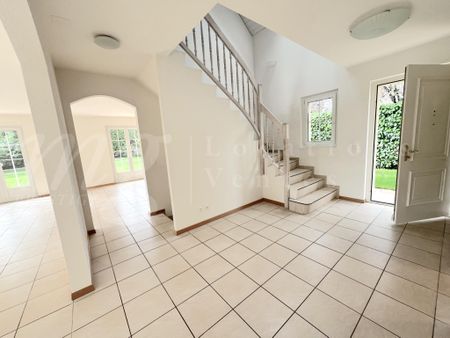 GRANDE MAISON FAMILIALE INDIVIDUELLE DE 375 m2 - RENOVEE - AVEC SUPERBE JARDIN ARBORE - Foto 4