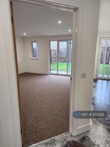 3 bedroom semi-detached house to rent - Photo 3