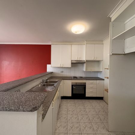 Generous sized townhouse! - Photo 3