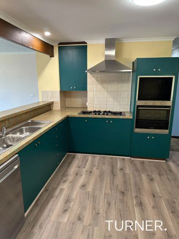“Updated 3 bedroom Family home” - Photo 4