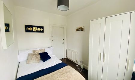 Fantastic 5 double Bedroom student house just off Ecclesall Road - Photo 2