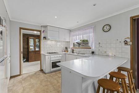 8 Monash Court, Whittington - Photo 5