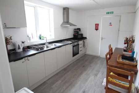 1 bedroom in a house share to rent - Photo 3