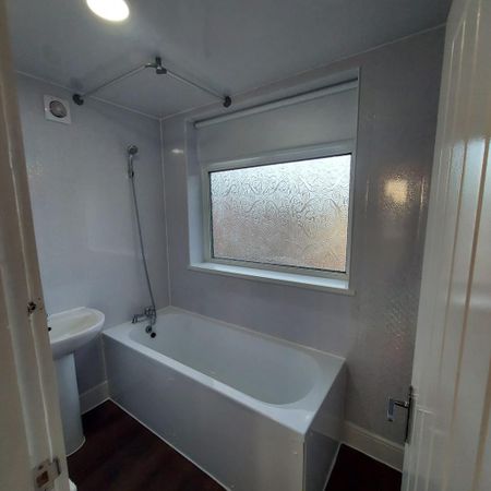 4 bedroom semi-detached house to rent - Photo 3