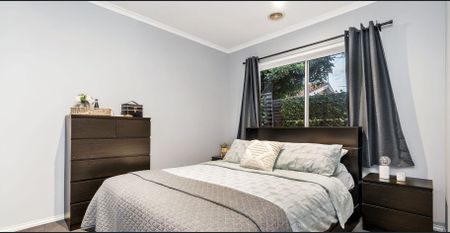 Stylish Family Living in a Former Display Home - Photo 5