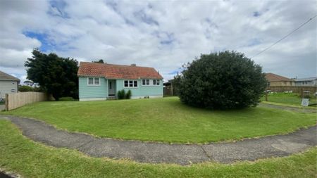 3 Bedroom Home - Quiet West Side Location - Photo 5