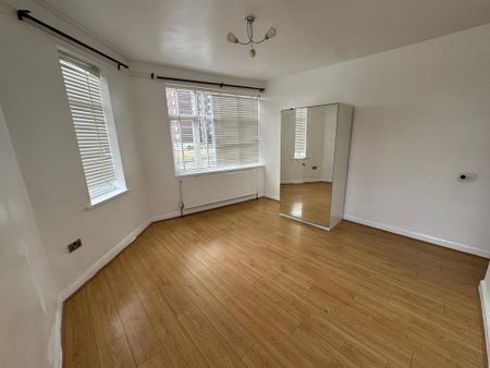 3 bedroom flat to rent - Photo 5
