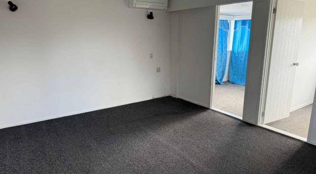 Large 7 bedroom house for a large family Manurewa - Photo 1