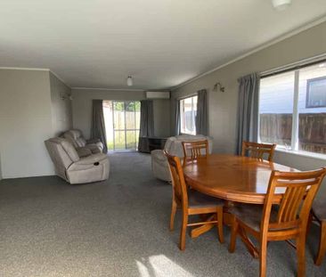 Sunny, Spacious Townhouse in a Convenient Location - Photo 2