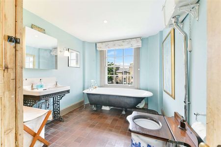A beautifully presented Victorian house on a highly desirable road in Notting Hill - Photo 4