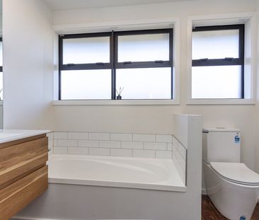 Modern 4-Bedroom Home for Rent in North New Brighton - Photo 2