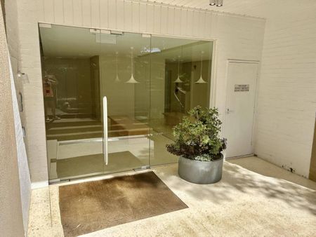 Spacious 2 bedroom North Facing Security Apartment - Photo 3