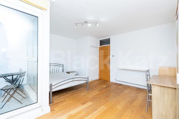 Modern three double bedroom flat arranged over two floors with Balcony - Photo 1
