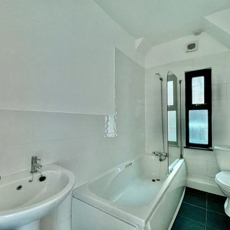 2 bed Flat Winton Hall, Westcliff Avenue, Westcliff-on-Sea, SS0 - Photo 1