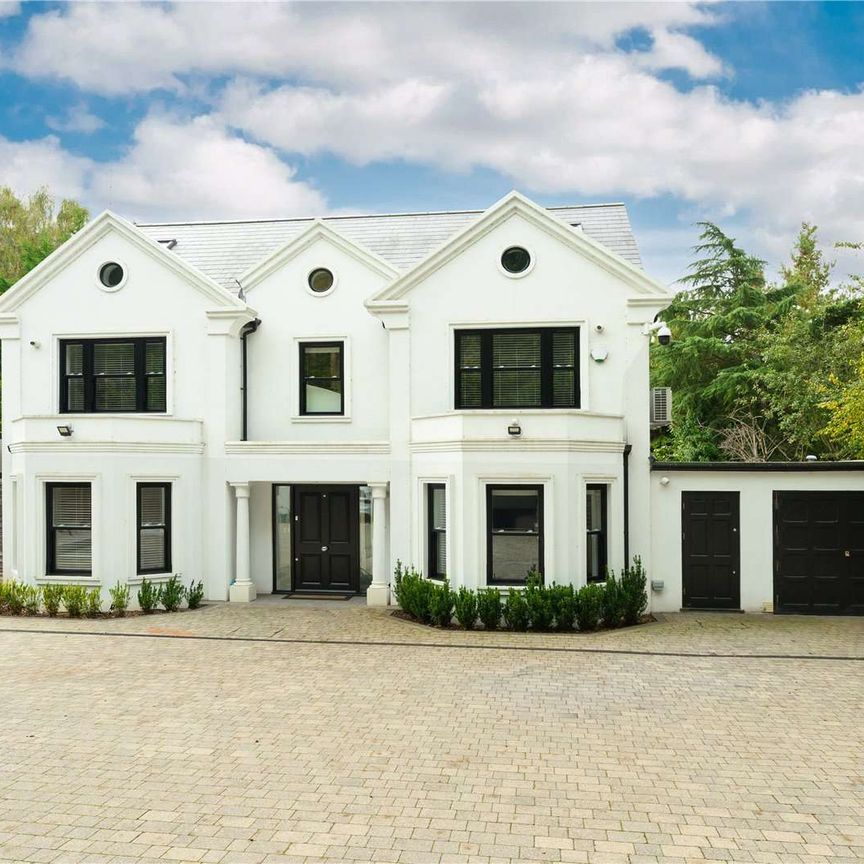 Contemporary executive home available furnished or unfurnished in a central position of the most sought after borough of Elmbridge. - Photo 1
