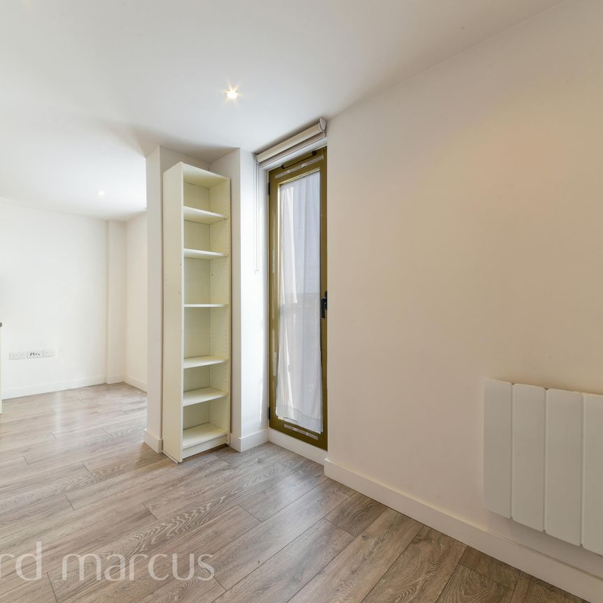 London Road, Sutton, Cheam - Photo 1