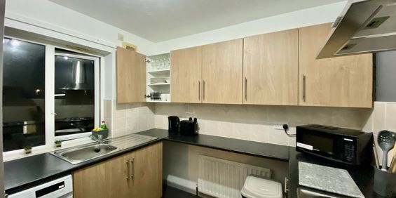 All Female Flat Share Room 5 - Photo 3