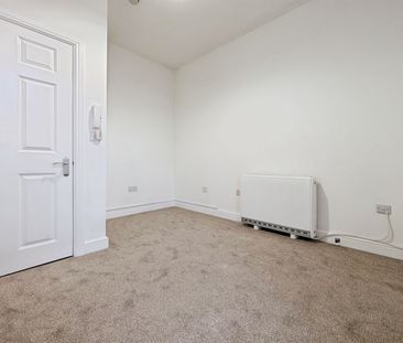 High Road, SO16 - Photo 1