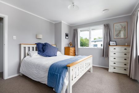 Situated in the heart of Chartwell sits this immaculately presented, four bedroom property. - Photo 5