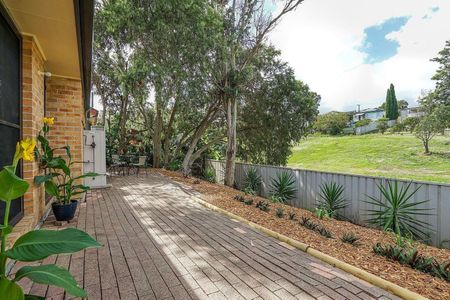 Three Bedroom House in Rutherford with Double Garage - Photo 2