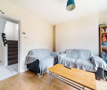 4 bedroom end of terrace house to rent - Photo 3