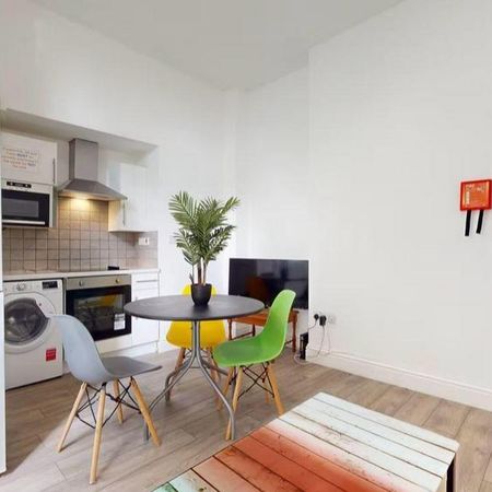 3 bedroom flat to rent - Photo 4