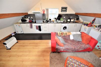 2 bedroom Flat in Low Close Street, Leeds - Photo 3