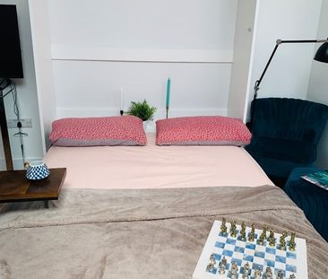 Studio Flat, Winchester St, W3 - Photo 1