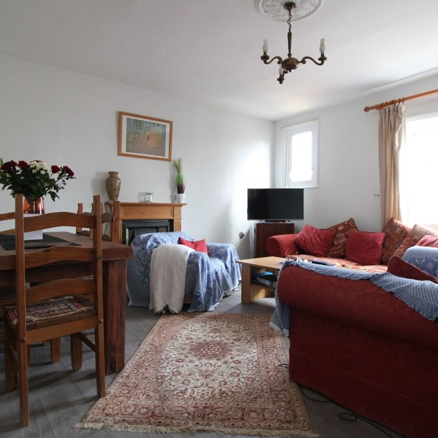 3 Bed Flat, Gilbey Road, SW17 - Photo 1