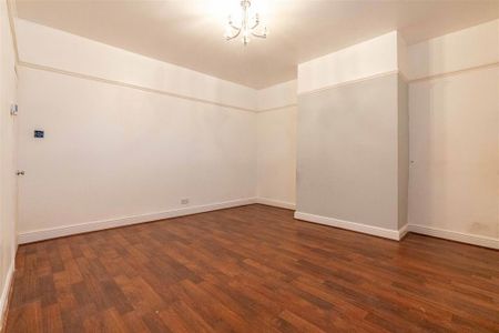 3 bedroom flat to rent - Photo 5